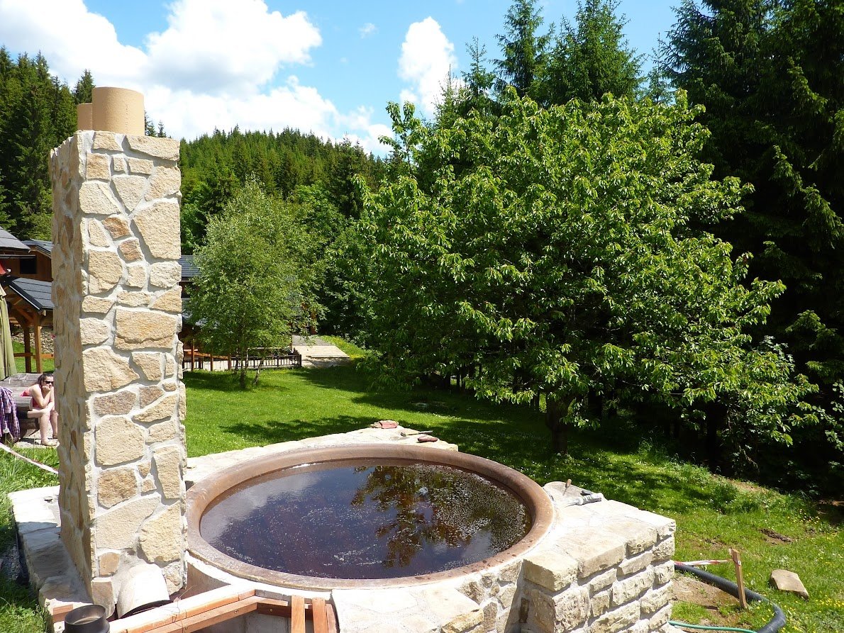 Żeliwny kocioł SPA w ogrodzie – realizacja