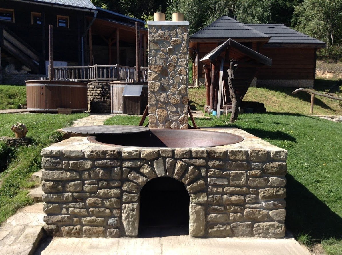 Kocioł SPA – fotografia nocna z parą