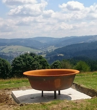 Kocioł SPA na trójnożnej podstawce – widok z panoramą gór